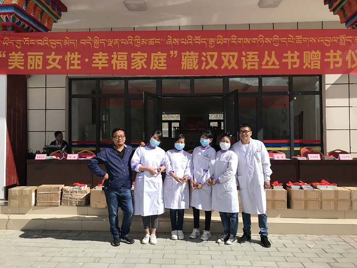 西藏阜康藥店聯(lián)合黨支部——巾幗志愿服務(wù)分隊(duì)赴我區(qū)首個(gè)高海拔異地安置點(diǎn)開(kāi)展義診活動(dòng)