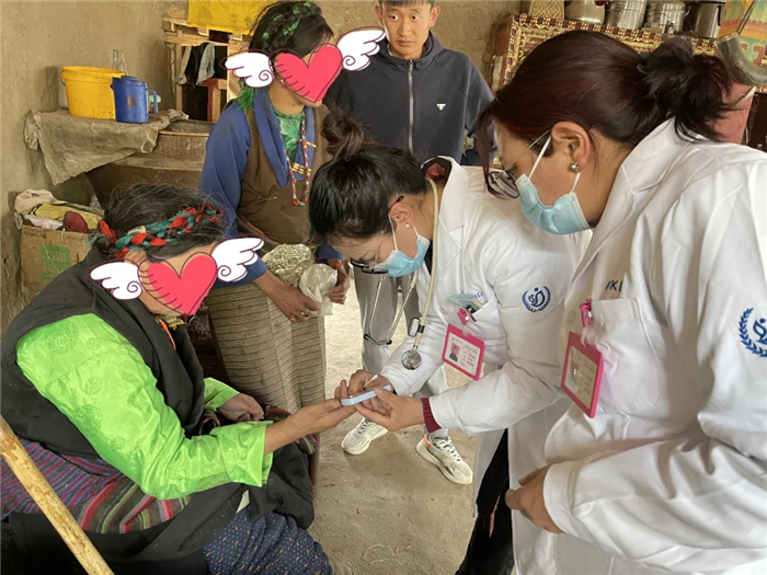 日喀則一老阿媽腿疾不能出門，阜康義診大夫上門送愛心——2021阜康義診日志④