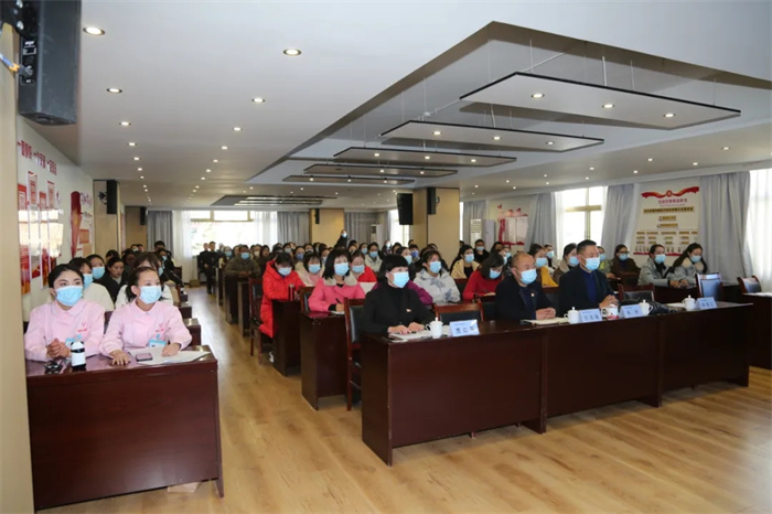 西藏大學(xué)附屬阜康醫(yī)院舉行服務(wù)禮儀規(guī)范培訓(xùn)