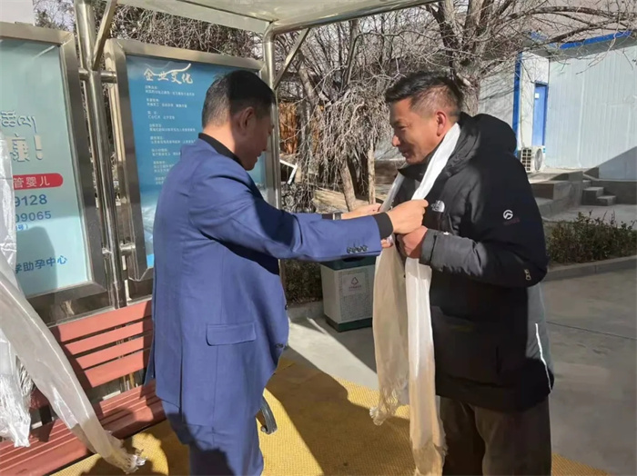 全新54座大客車服務我院員工上班通勤