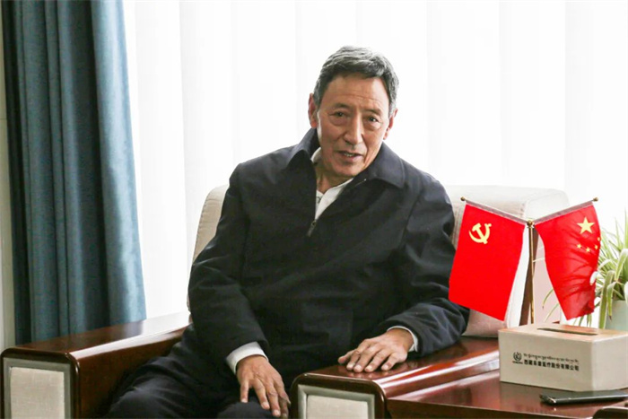 嘎布院長(zhǎng)，歡迎?；丶铱纯础房滇t(yī)療為嘎布院長(zhǎng)頒發(fā)特殊貢獻(xiàn)獎(jiǎng)?wù)拢? /></a>
                    </li>                    
                                    </ul>
                <div   id=