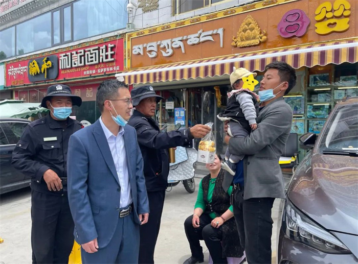 孩子，別哭！——阜康行政后勤人員聯(lián)合行動(dòng)，助車(chē)內(nèi)幼童脫困境！