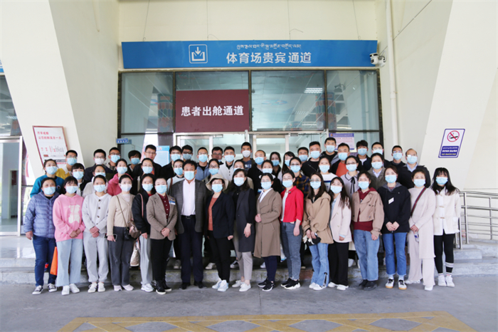 西藏阜康醫(yī)院醫(yī)護(hù)人員在拉薩市方艙醫(yī)院接受培訓(xùn)