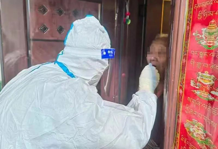 89歲核酸陽性老人尿路堵塞，阜康抗疫醫(yī)生上門解困