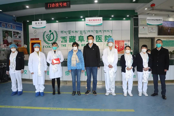 自治區(qū)總工會(huì)領(lǐng)導(dǎo)親切慰問我院醫(yī)護(hù)人員