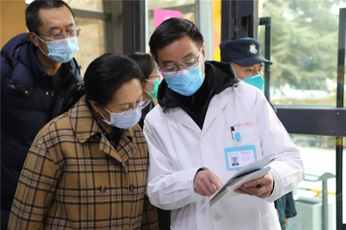 羅梅副主席帶隊調(diào)研我院兒科門診