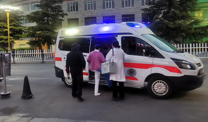 凌晨零點八分，牧區(qū)孕婦在公路邊阜康醫(yī)院救護車上分娩！