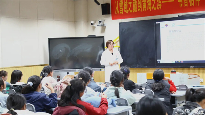 西藏阜康醫(yī)院段珍華醫(yī)生為中學(xué)生普及青春期健康知識(shí)