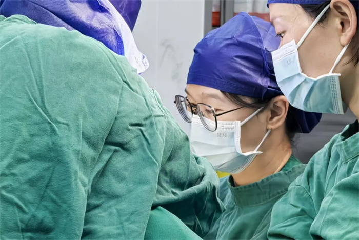 我院成功實(shí)施腹腔鏡下腹膜代替陰道成形術(shù)+始基子宮切除術(shù)