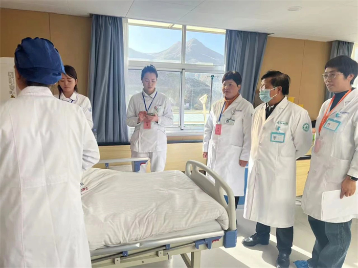 西藏阜康醫(yī)院護理部對全院護理人員開展單人徒手心肺復(fù)蘇技術(shù)考試
