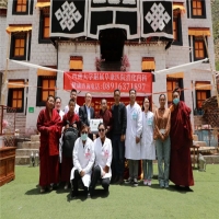 西藏大學附屬阜康醫(yī)院送健康＂六進＂活動，走進曲龍寺