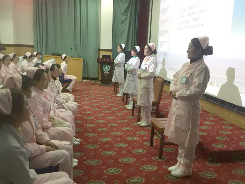 加強(qiáng)導(dǎo)醫(yī)服務(wù)禮儀培訓(xùn)　塑造良好職業(yè)形象——西藏阜康醫(yī)院護(hù)理部開(kāi)展導(dǎo)醫(yī)禮儀培訓(xùn)