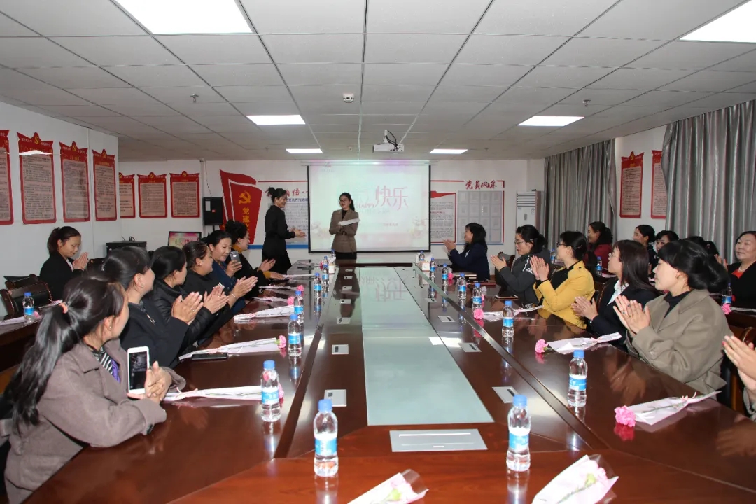 弘揚感恩文化，關(guān)愛母親健康——李君院長應(yīng)邀為西藏鯤泰建設(shè)集團(tuán)員工做專題講座