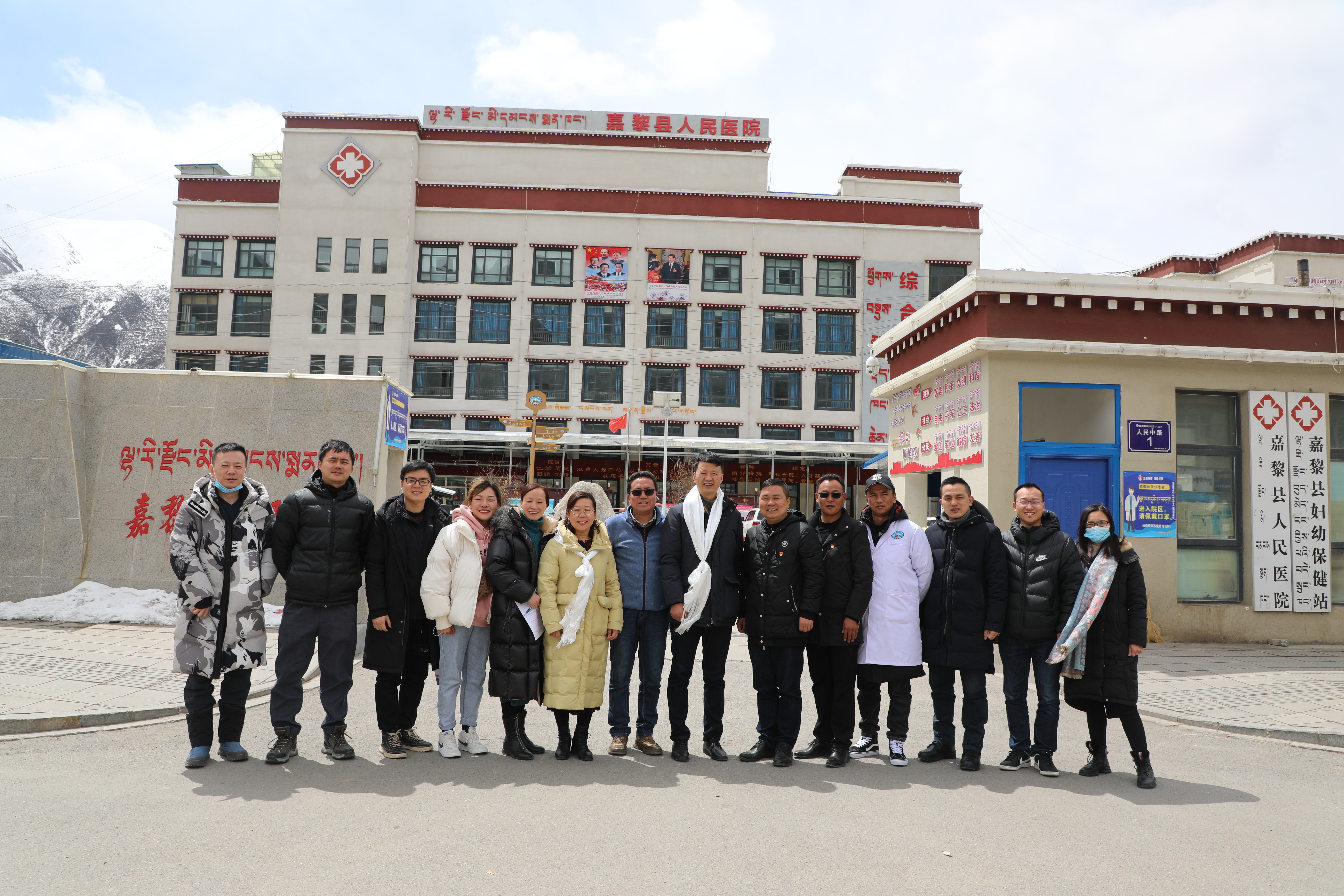 王斌董事長親自送我們?nèi)ゼ卫琛房滇t(yī)院援助嘉黎縣報(bào)道②