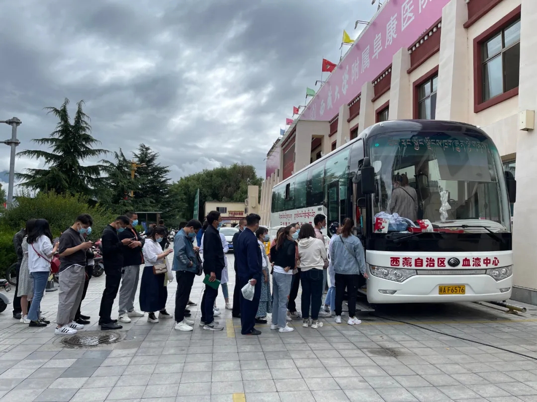 熱血輝映黨旗紅——阜康醫(yī)療黨委組織員工無償獻(xiàn)血