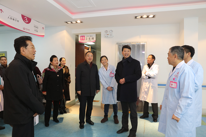 自治區(qū)政協(xié)副主席阿沛·晉源與區(qū)衛(wèi)計委王云亭主任、市衛(wèi)計委扎西德吉主任蒞臨我院檢查督導工作