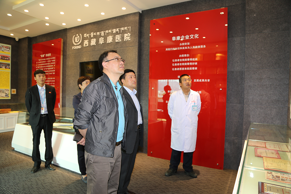 復(fù)旦大學(xué)附屬中山醫(yī)院內(nèi)鏡中心主任周平紅來我院指導(dǎo)工作