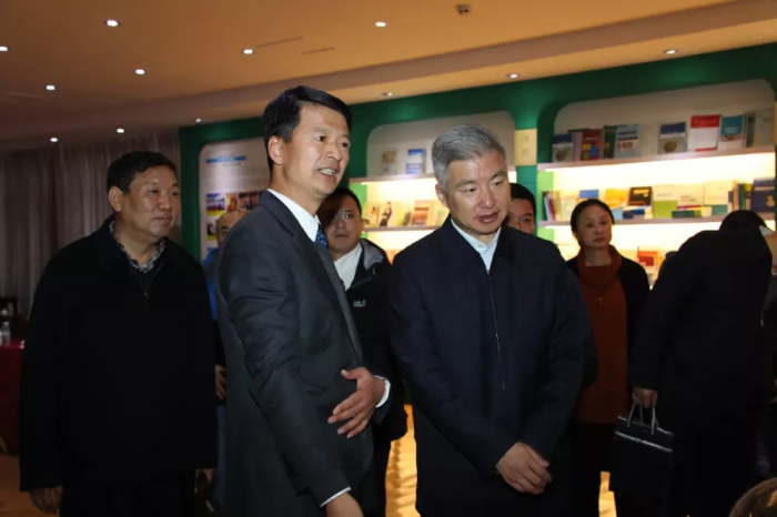 西藏自治區(qū)黨委副書記、政府常務(wù)副主席莊嚴(yán)蒞臨我院調(diào)研指導(dǎo)