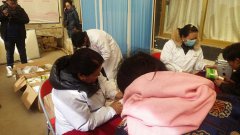 自治區(qū)政協(xié)辦公廳駐那曲縣羅瑪鎮(zhèn)工作隊聯(lián)合西藏阜康醫(yī)院為羅瑪鎮(zhèn)群眾義診