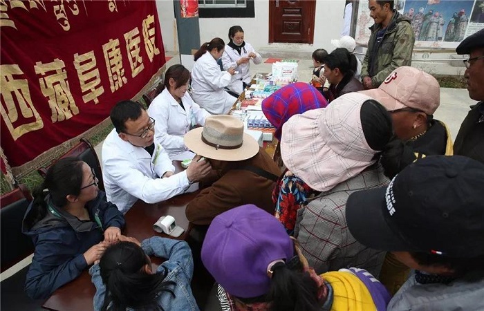 愛(ài)心義診下基層、健康服務(wù)暖人心——西藏阜康醫(yī)院醫(yī)療隊(duì)為牧民群眾送醫(yī)、送藥、送健康！