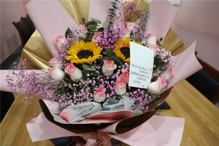 西藏阜康醫(yī)院全體醫(yī)務(wù)人員歡慶全國第三個(gè)中國醫(yī)師節(jié)