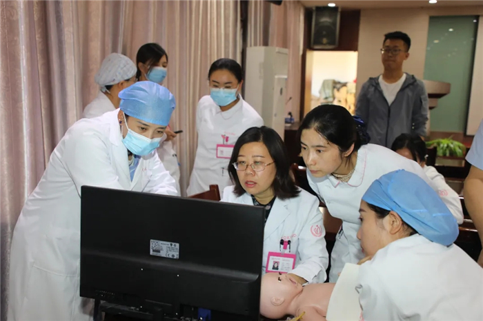 我院婦產(chǎn)兒童院區(qū)借助教學設備進行業(yè)務培訓