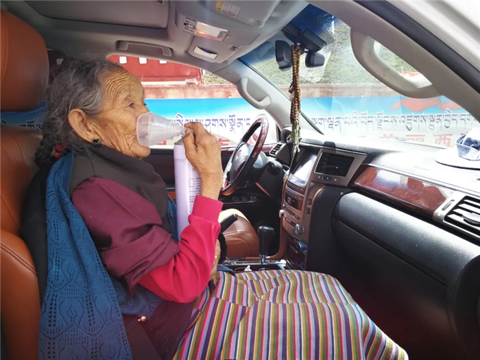 阜康義診組行紀：老阿媽那曲拜佛突發(fā)高反，幸遇阜康醫(yī)生救助脫險！