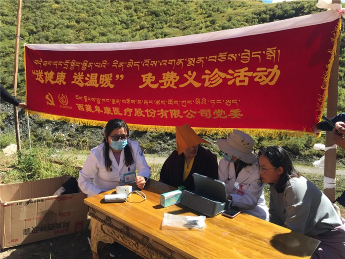 阜康義診組行紀：“阜康課堂”開在峭壁之上，山腰上升起一道亮麗風景線