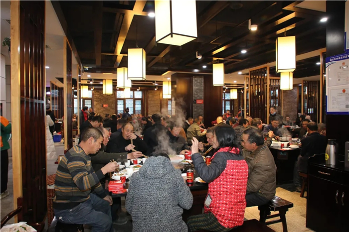 致敬最美城市建設(shè)者——阜康宴請160位工人大哥