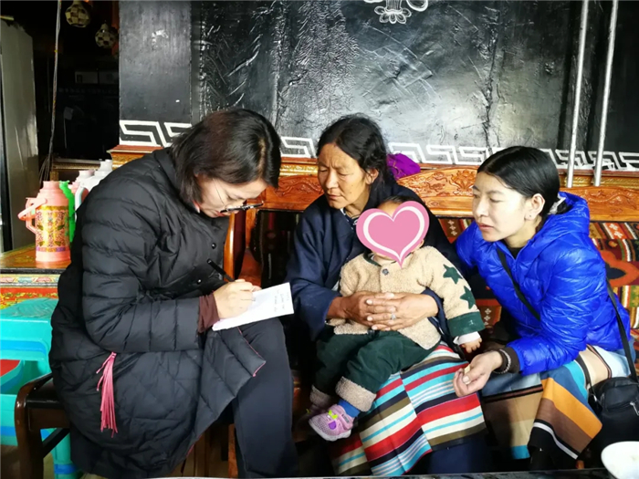 義診組看過病的嘉黎妞妞，來阜康醫(yī)院覓一線生機