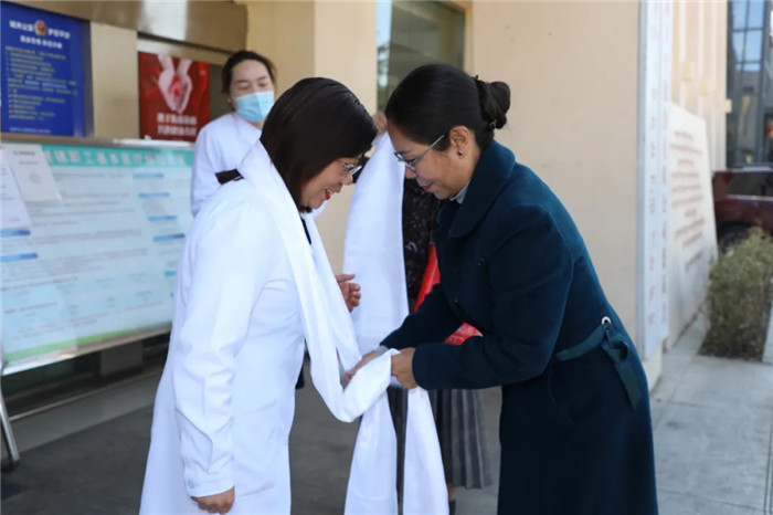 三·八國際婦女節(jié)來臨自治區(qū)婦聯(lián)領(lǐng)導(dǎo)慰問我院醫(yī)護(hù)人員