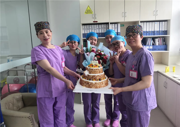 院領(lǐng)導(dǎo)和我院助產(chǎn)士共同慶祝國際助產(chǎn)士節(jié)