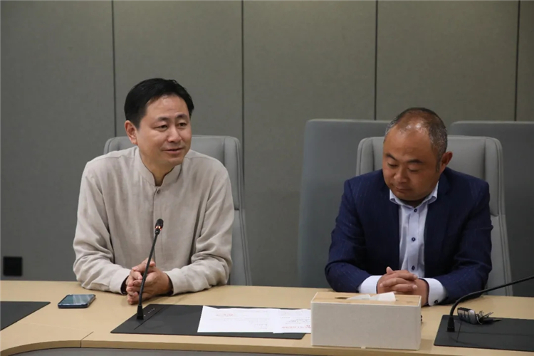 院領(lǐng)導(dǎo)為參加西藏大學(xué)第三十屆田徑運(yùn)動(dòng)會(huì)的獲獎(jiǎng)運(yùn)動(dòng)員頒獎(jiǎng)