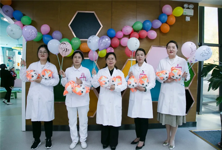 西藏大學(xué)附屬阜康醫(yī)院醫(yī)護(hù)人員恭祝全區(qū)寶寶兒童節(jié)健康快樂(lè)