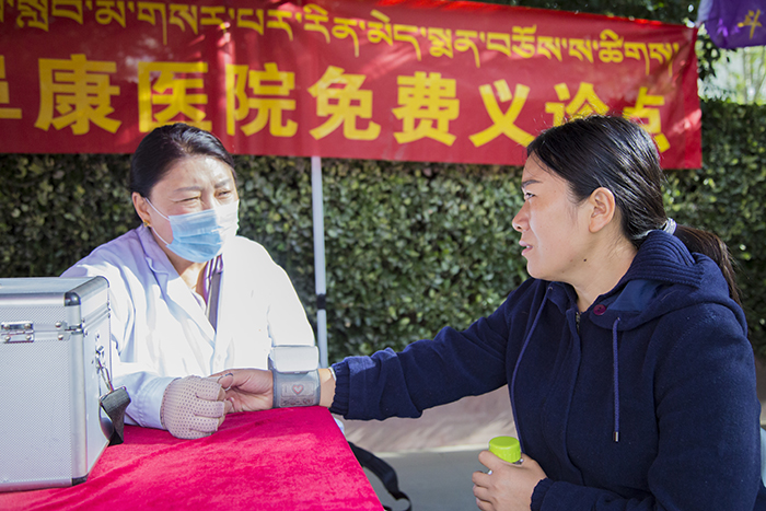 西藏阜康醫(yī)院及體檢中心于西藏大學(xué)開展新生入學(xué)免費(fèi)義診