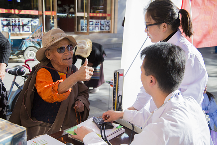 阜康醫(yī)藥集團(tuán)于“全國安全用藥月”開展免費(fèi)義診宣傳活動(dòng)